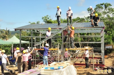 義工團前進災區幫災民重建。（記者蔡宗憲攝）